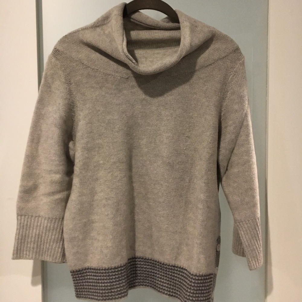 Gray 3/4 sleeve sweater